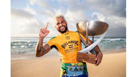 Italo Ferreira se corona en el Pipe Master y con ello logra su primer titulo de ganador del Tour de Campeonato de la World Surf League (WSL) 2019